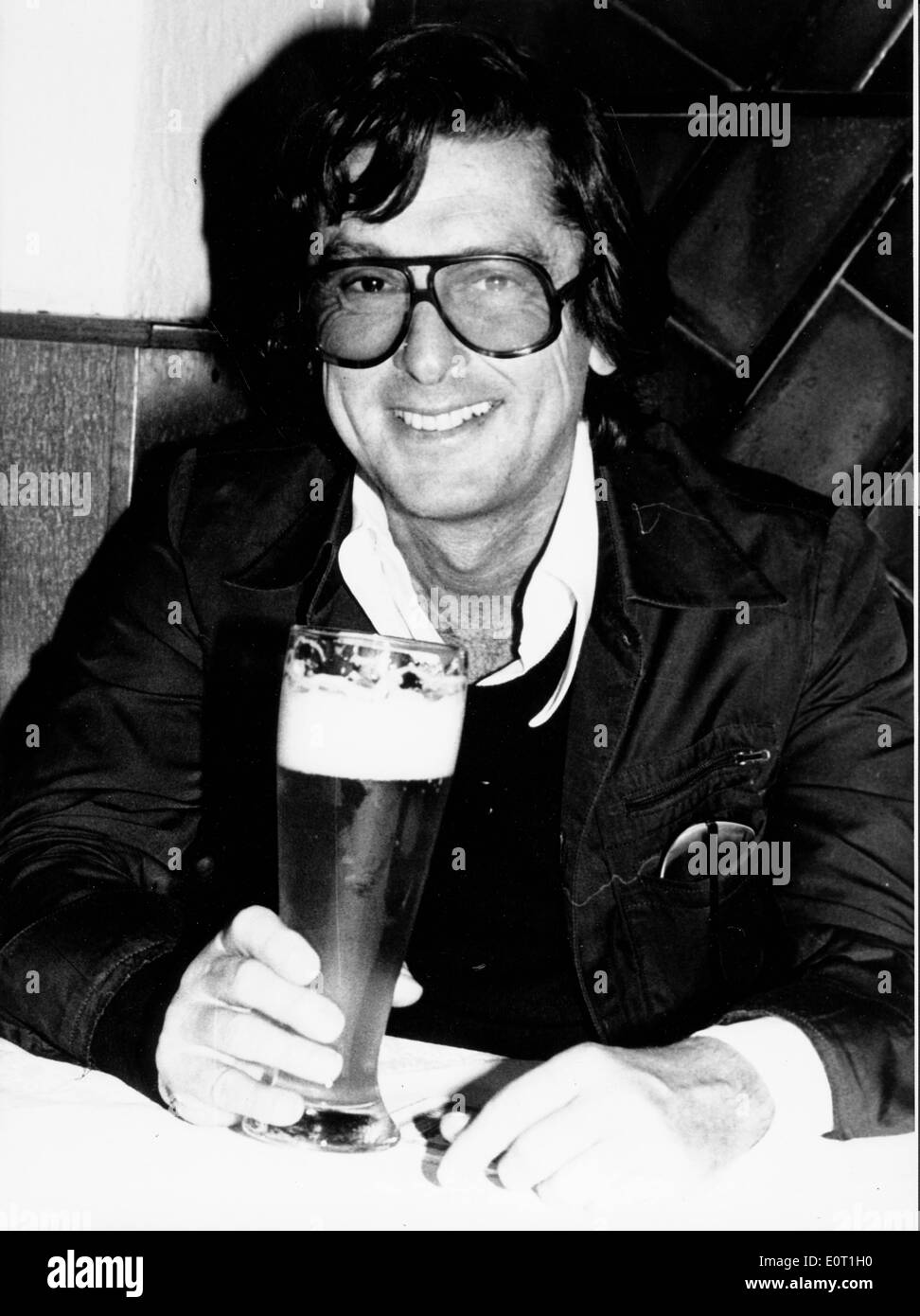 Il produttore Robert Evans ha una birra al bar Foto Stock