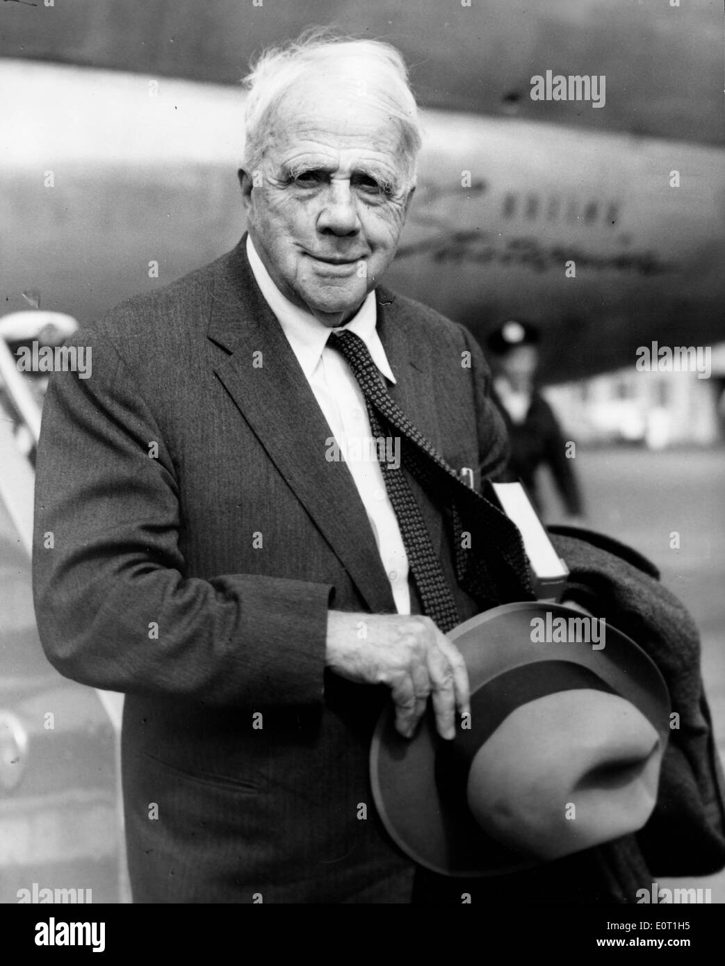 Poeta Robert Frost arriva in aeroporto Foto Stock