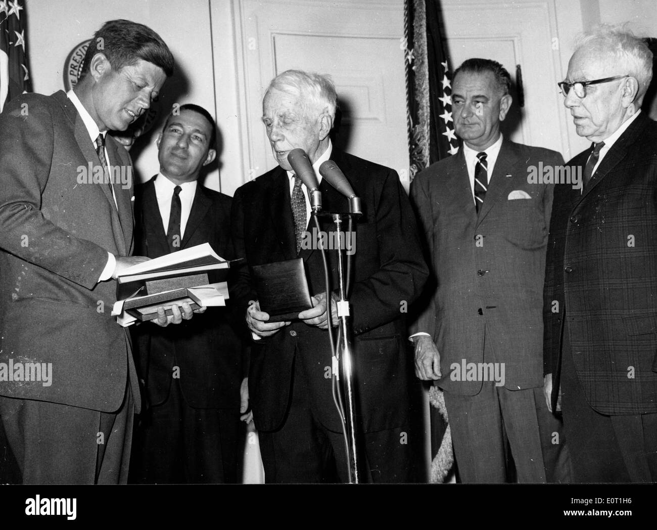 Il presidente John F. Kennedy presenta Robert Frost award Foto Stock