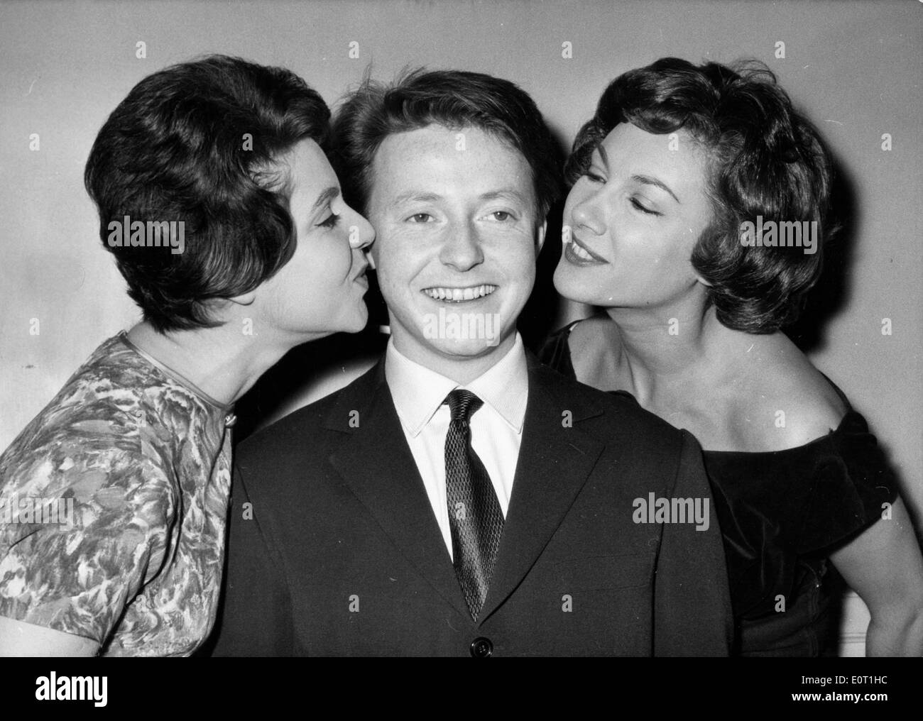 Attore Roger Dumas viene baciato sulla guancia Foto Stock