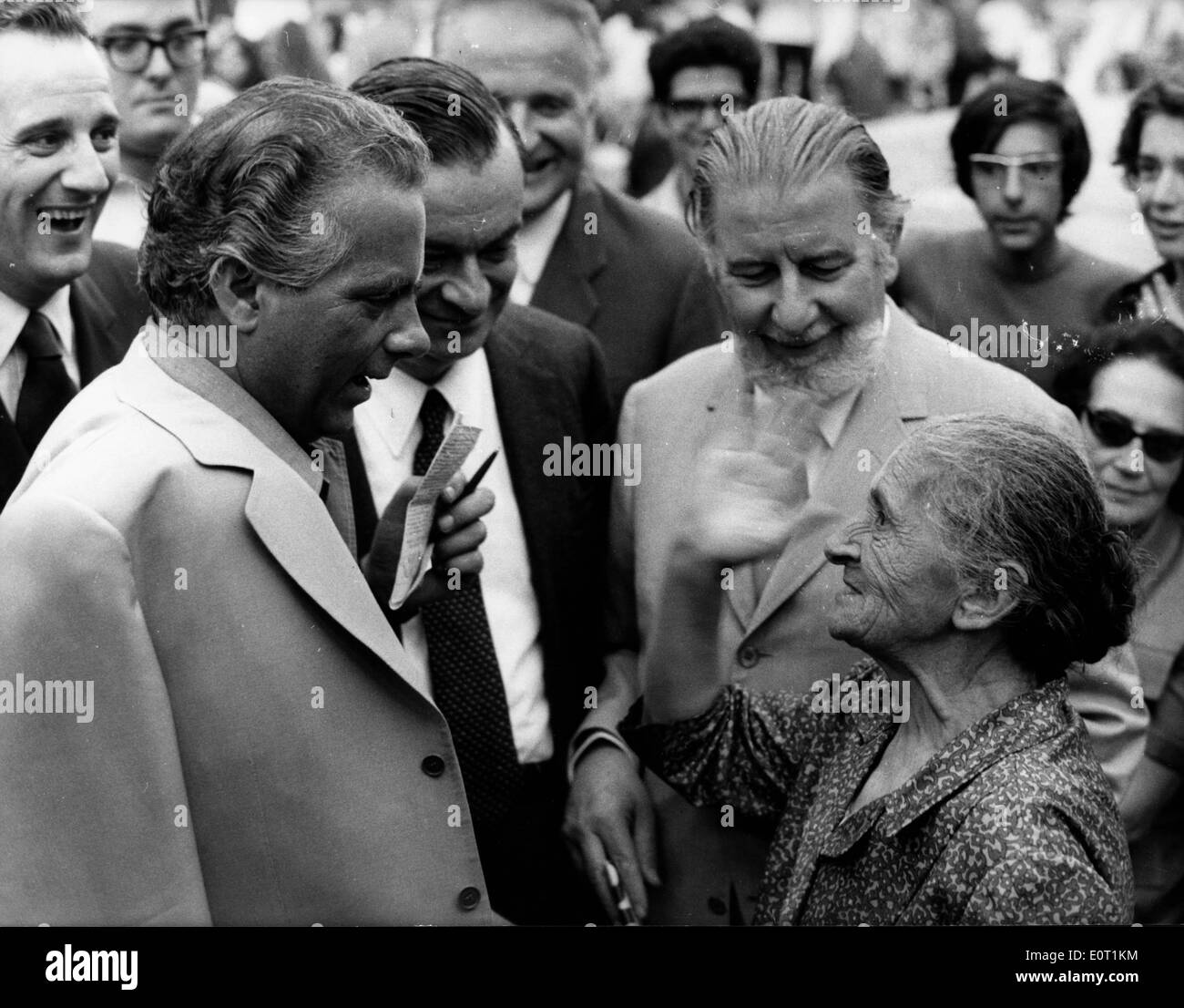 Candidato Loris Fortuna saluta una donna anziana Foto Stock