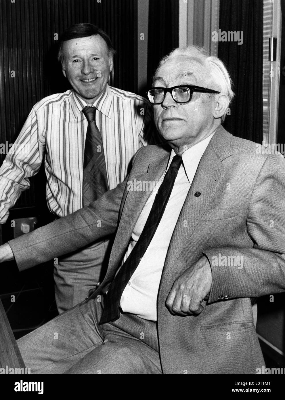 Diplomat Michael Foot in una riunione Foto Stock