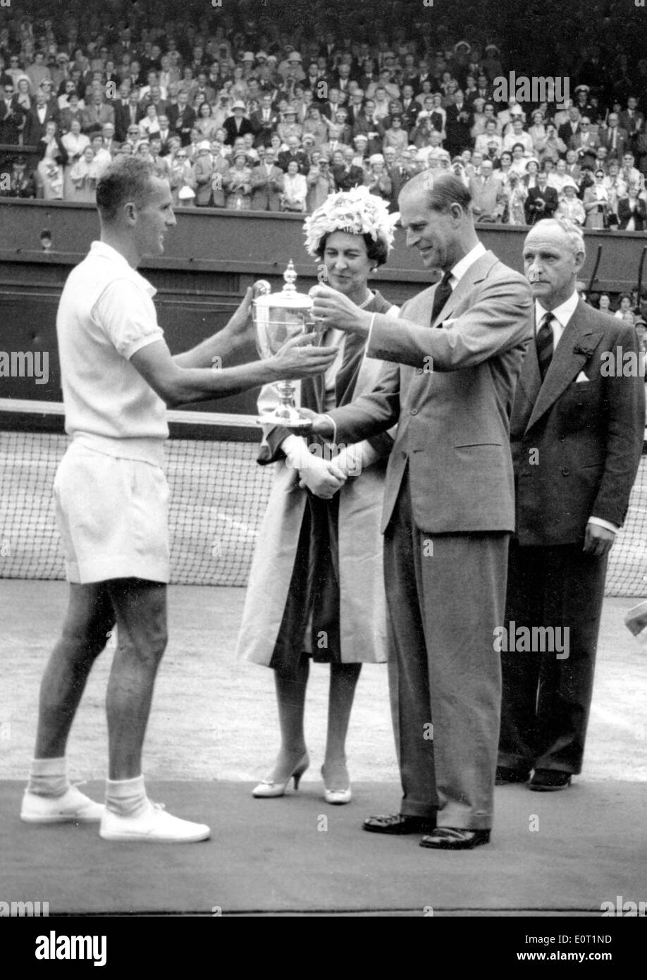 Il principe Filippo awards Neale Fraser con coppa di Wimbledon Foto Stock