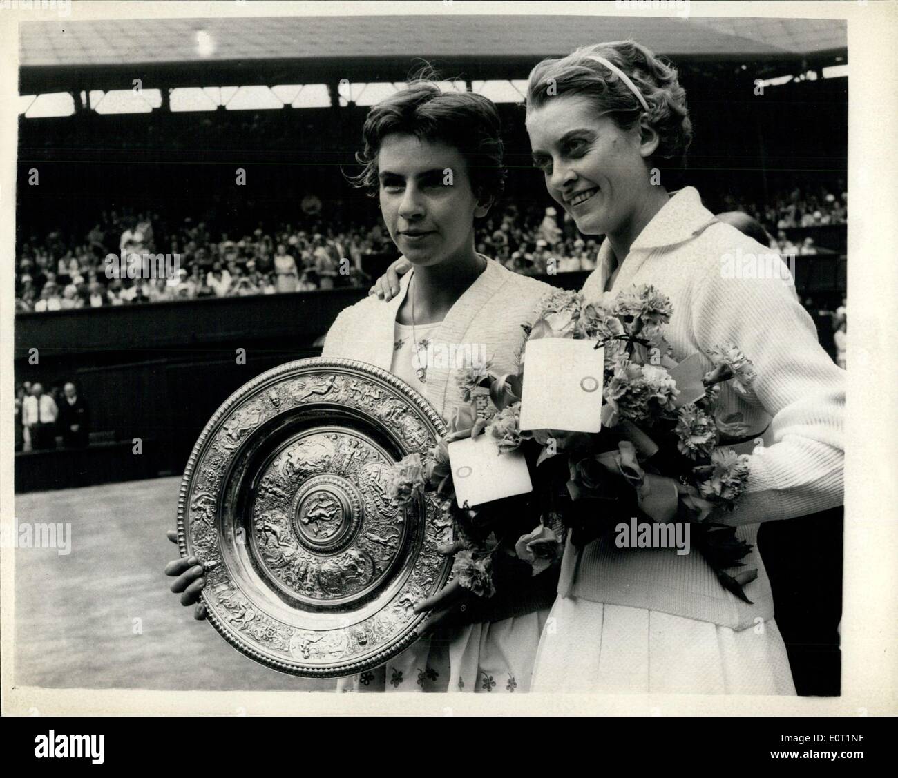 Lug. 02, 1960 - Maria Bueno vince Ladies' Singles a Wimbledon: Maria Bueno (Brasile) trattenuto il Ladies singles titolo a Wimbledon questo pomeriggio quando ha battuto Sandra Reynolds del Sud Africa 8-6- 6-D.. Mostra immagine: Maria Bueno e Sandra Reynolds con i loro trofei - Dopo i campionati di questo pomeriggio. Foto Stock