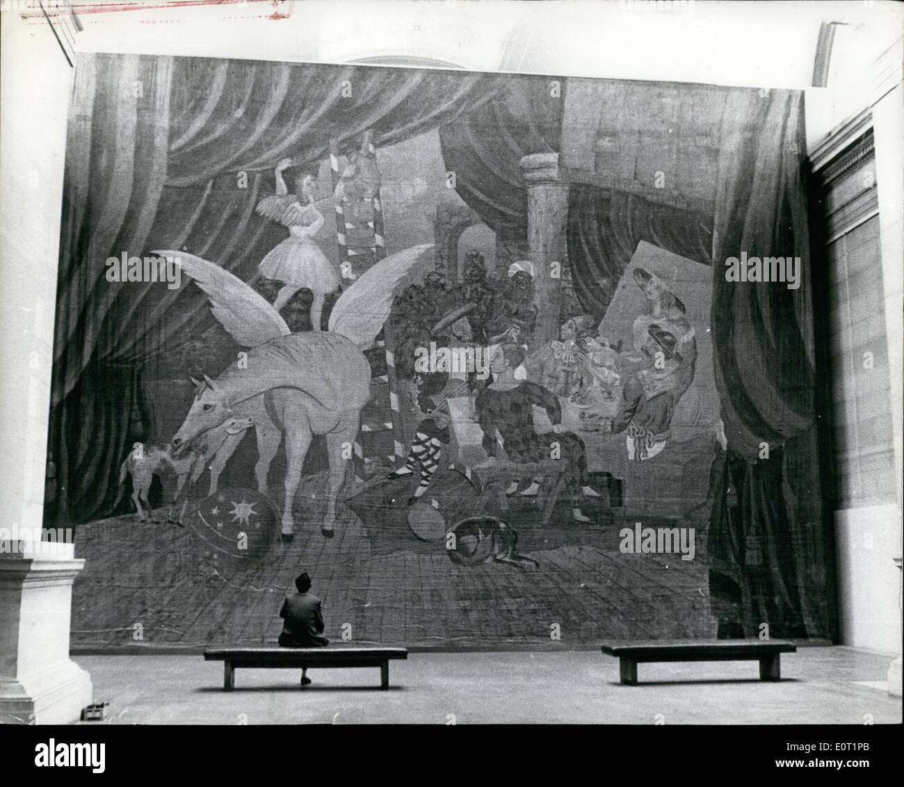 Lug. 07, 1960 - La più grande Picasso - In mostra a Londra presenta valutati al &pound;10000000: figure seduto sotto - sembra molto piccolo in confronto con la pittura abbracci ''Parade'' - una goccia sipario dipinto per il Balletto di Roma nel 1917. Questo è uno dei tanti quadri di Picasso in mostra al London Tata Gallery - e misura 32ft. da 4ft. La mostra il confronto 268 Picasso dipinti provenienti da tutto il mondo - che sono valutati a qualcosa come &pound;10.000.000 bu gli amanti di Picasso. Foto Stock