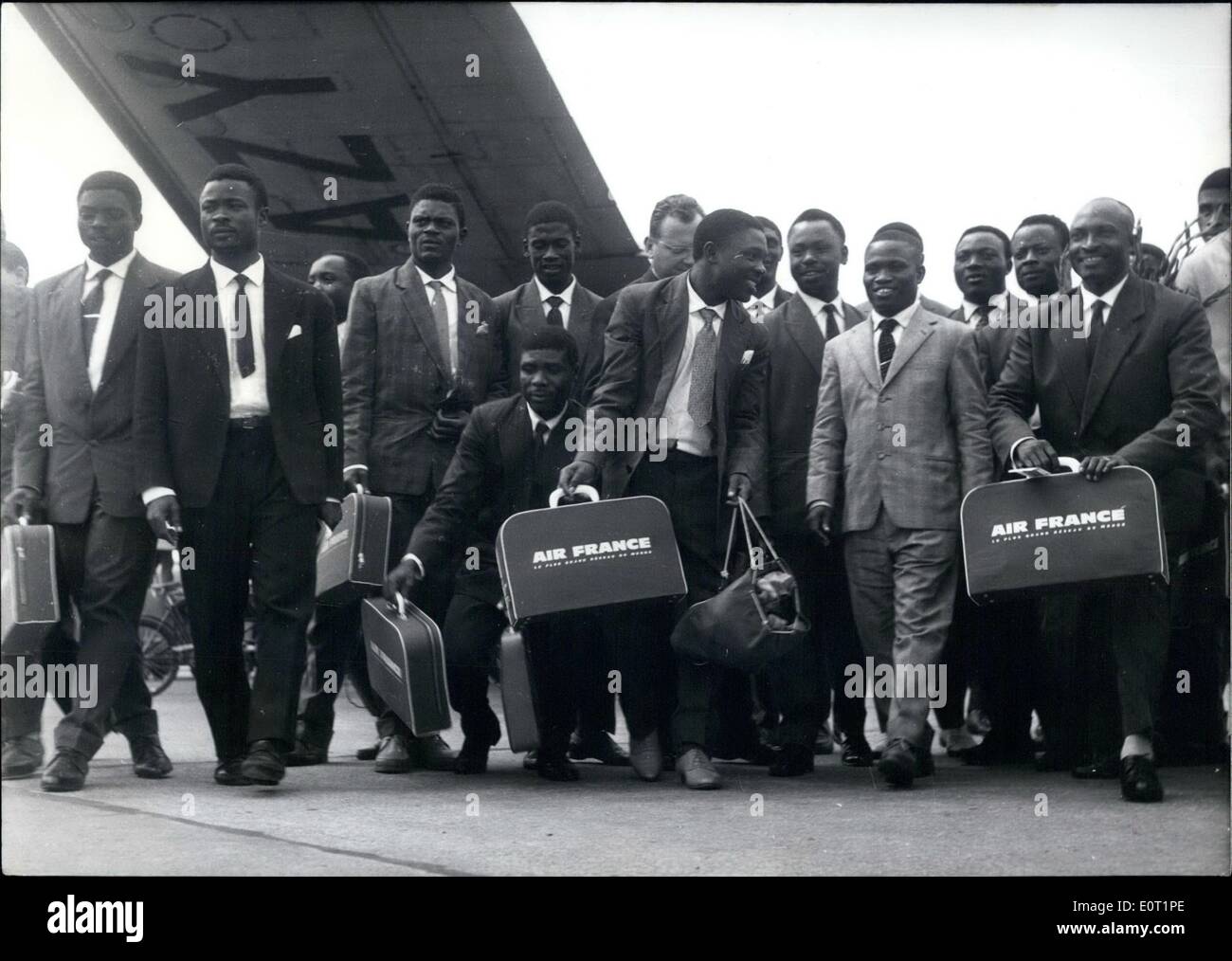 Lug. 07, 1960 - nero su bianco: In opposizione alle divergenze politiche nella Repubblica democratica del Congo alla nazionale di calcio del Camerun/Africa giocherà contro la squadra di calcio di Colonia il 3 agosto 1960. La foto mostra il 26 luglio. Il team dal Camerun sono arrivati a Dusseldorf Airport. Foto Stock