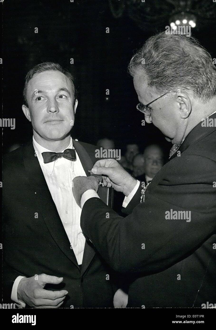 Lug. 07, 1960 - American Gene Kelly è stato ricevuto in Francia di Ordine Nazionale della Legione d Onore all'Opera di Parigi. Il sig. Julien appuntato lui. Foto Stock