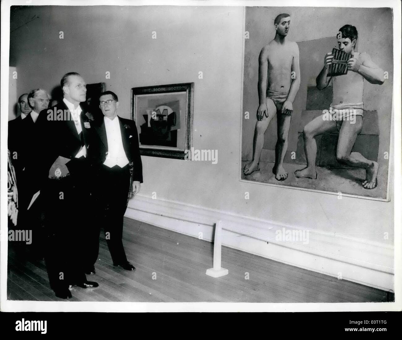 Lug. 07, 1960 - Duke ha anteprima della mostra dedicata a Picasso: il Duca di Edimburgo ha visitato la Tate Gallery ultima sera, dove aveva un'anteprima della mostra di quadri di Picasso. La foto mostra il Duca di Edimburgo scortato circa la mostra dal sig. Roland Penrose (indossando occhiali) - presidente dell'Istituto di Arte Contemporanea. Foto Stock