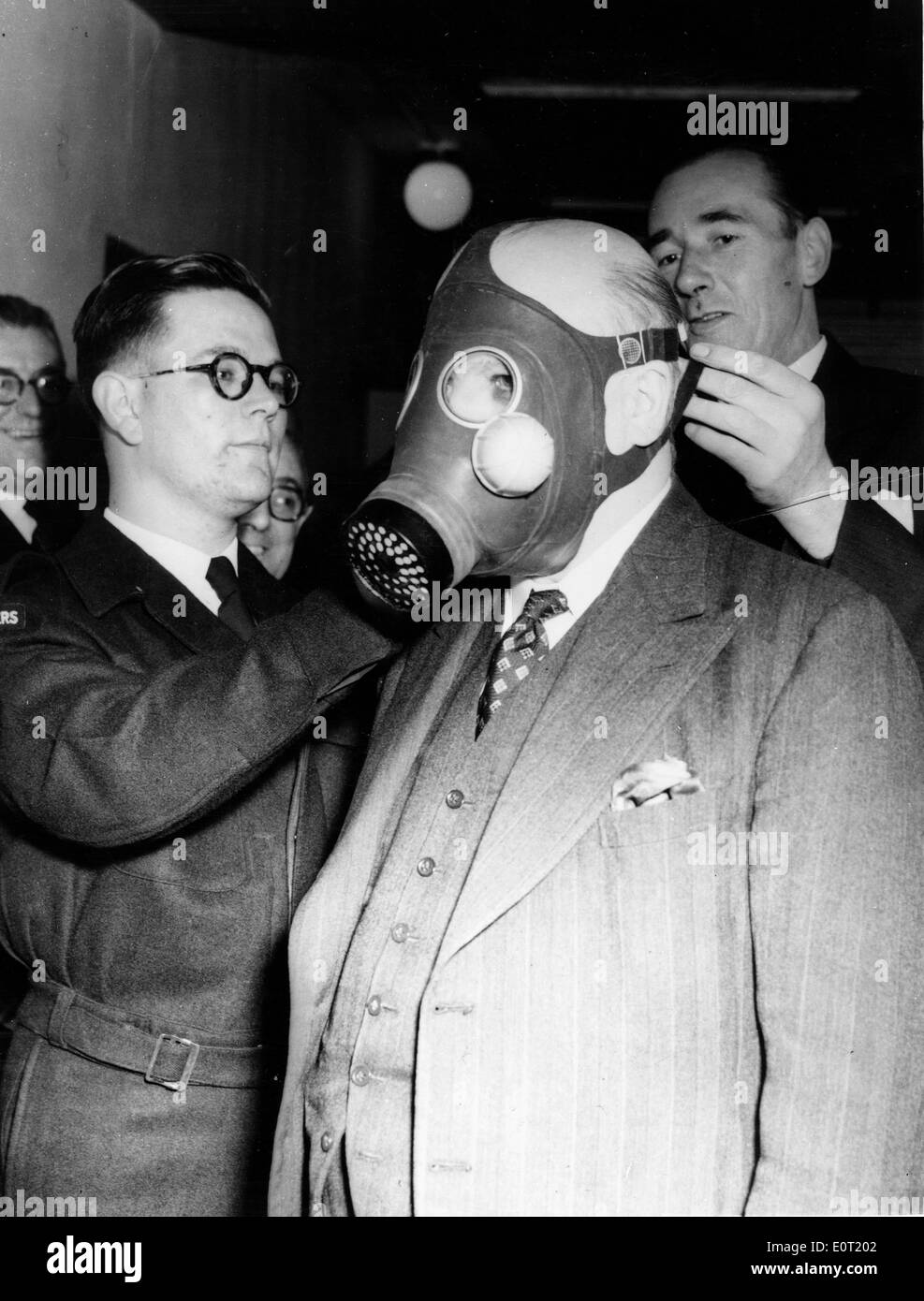 David Maxwell Fyfe indossa una maschera a gas Foto Stock