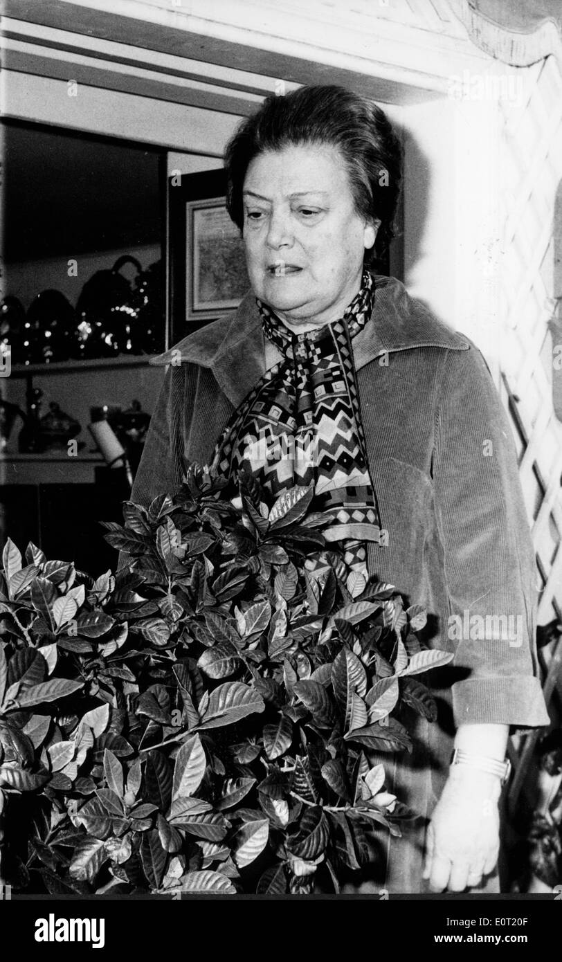 Medico Amalia Fleming tende al suo piante Foto Stock