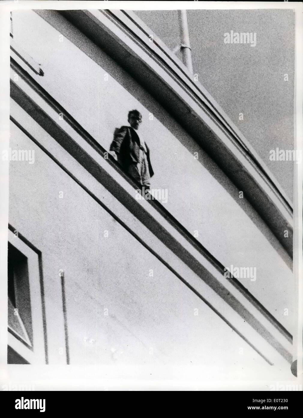 Lug. 07, 1960 - L'UOMO IN AMORE è salvato da un parapetto 100-piedi: la folla vide un uomo che ha dichiarato di aver avuto jilted, in piedi al di fuori del parapetto sul tetto del settimo piano di un grande magazzino di Bristol oggi.. Egli fu presa la balaustra, proteso verso l'esterno e guardando verso il basso in corrispondenza della pavimentazione affollata 100-piedi sotto. La polizia è andato al tetto e una scaletta della piattaforma girevole è arrivato da vigili del fuoco in sede. I vigili del fuoco hanno aderito la polizia e abbiamo parlato per l'uomo, che alla fine hanno girato verso di loro e fu poi afferrato e ha contribuito alla sicurezza Foto Stock