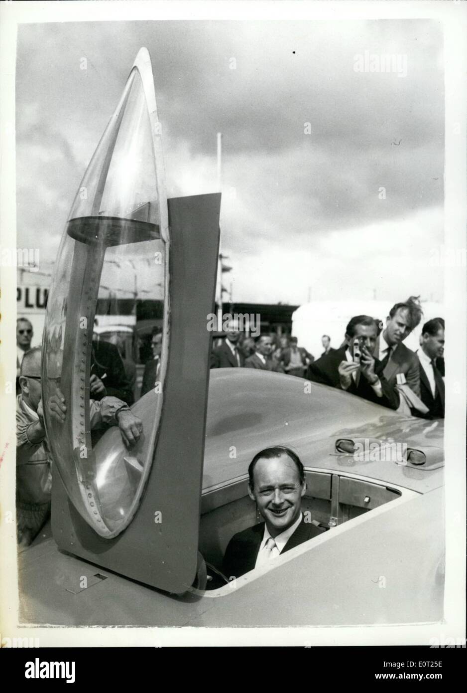 Lug. 07, 1960 - Campbell's ''Bluebird'' in mostra: Donald Campbell è di nuovo Bluebird auto, con il quale egli farà un tentativo sul mondo' Record di velocità su terra sul Bonneville Saline, Utah, nel settembre di quest'anno, è stato sul display in legno buono circuito motorino di oggi. La vettura, che è alimentato da un Proteus bassa velocità corse di prova più tardi questa settimana. Il presente record sorge a 394 m.pph., istituito da John Cobb. La foto mostra il Mr.Donald Campbell si siede nella cottura del suo nuovo Bluebird di buon legno oggi. Foto Stock