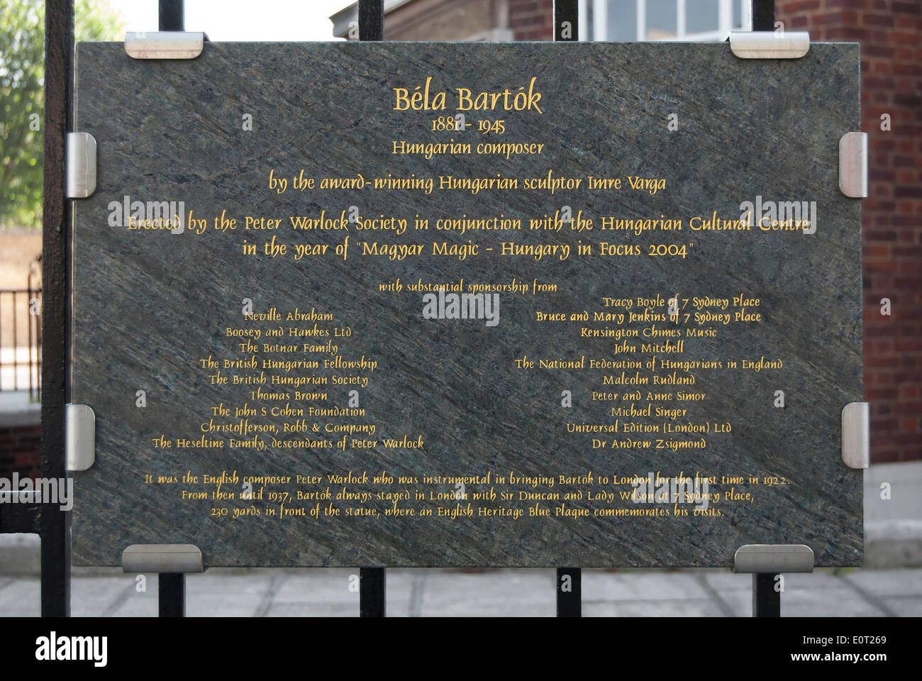 Iscrizione di marcatura di placca Imre Varga della statua del compositore ungherese Bela Bartok, South Kensington, Londra, Inghilterra Foto Stock