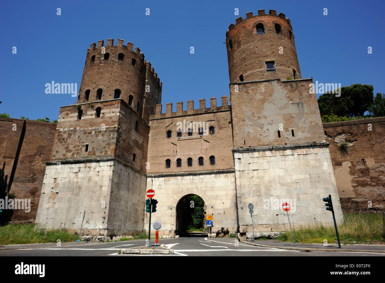 Italia, Roma, Mura Aureliane, porta San Sebastiano, antica porta romana Foto Stock