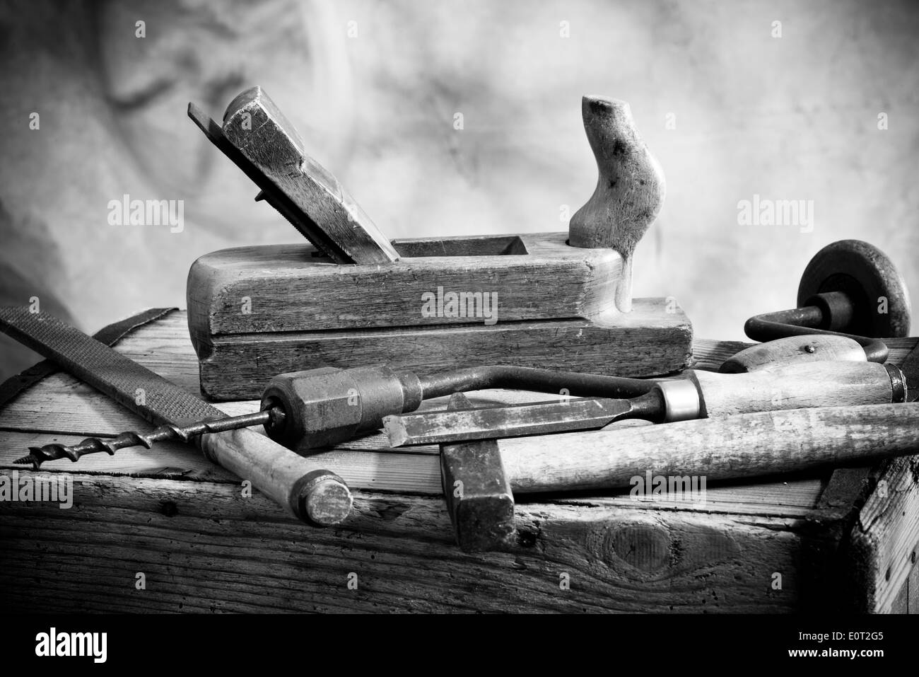 La vita ancora con il vecchio martello e attrezzi di falegnameria Foto Stock