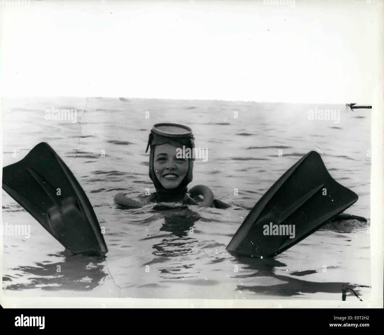 Lug. 25, 1960 - 25.7.60 Jane il Mermaid a preparare per il suo canale di subacquea nuotare. Il 25-anno-vecchio casalinga americana, la sig.ra Jane Baldasare, che progetta di nuotare il canale sotto l'acqua dalla Francia in Inghilterra il 17 agosto è stato quello di essere visto in formazione presso la struttura Cliftonville, Kent, ieri. Jane, che ha una figura della quale qualsiasi mermaid essere orgogliosi, 35-23-35. indossa una speciale tuta in gomma per mantenere la sua riscalda. La foto mostra: La sig.ra Jane Baldasare raffigurato come lei si rilassa in mare presso la struttura Cliftonville ieri. Foto Stock