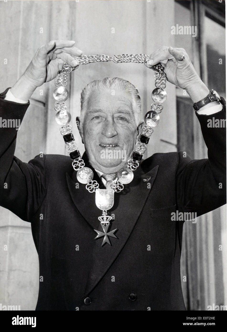 Luglio 27, 1960 - Monaco di Baviera, Germania - Conteggio LUCKNER FELIX, 'Devil del mare" è stata concessa la 'Sovereign Temple-Lords ordine", qui egli visualizza la preziosa mano di catena in oro e porta il topazio e diamanti. Foto Stock