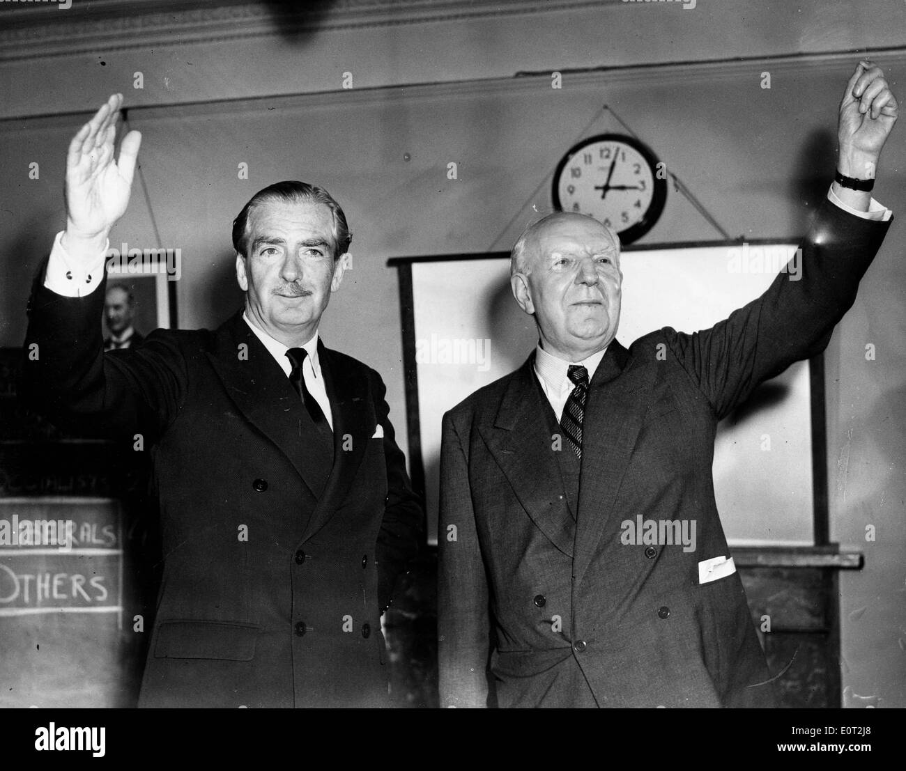 Il primo ministro Anthony Eden onde con un collega Foto Stock