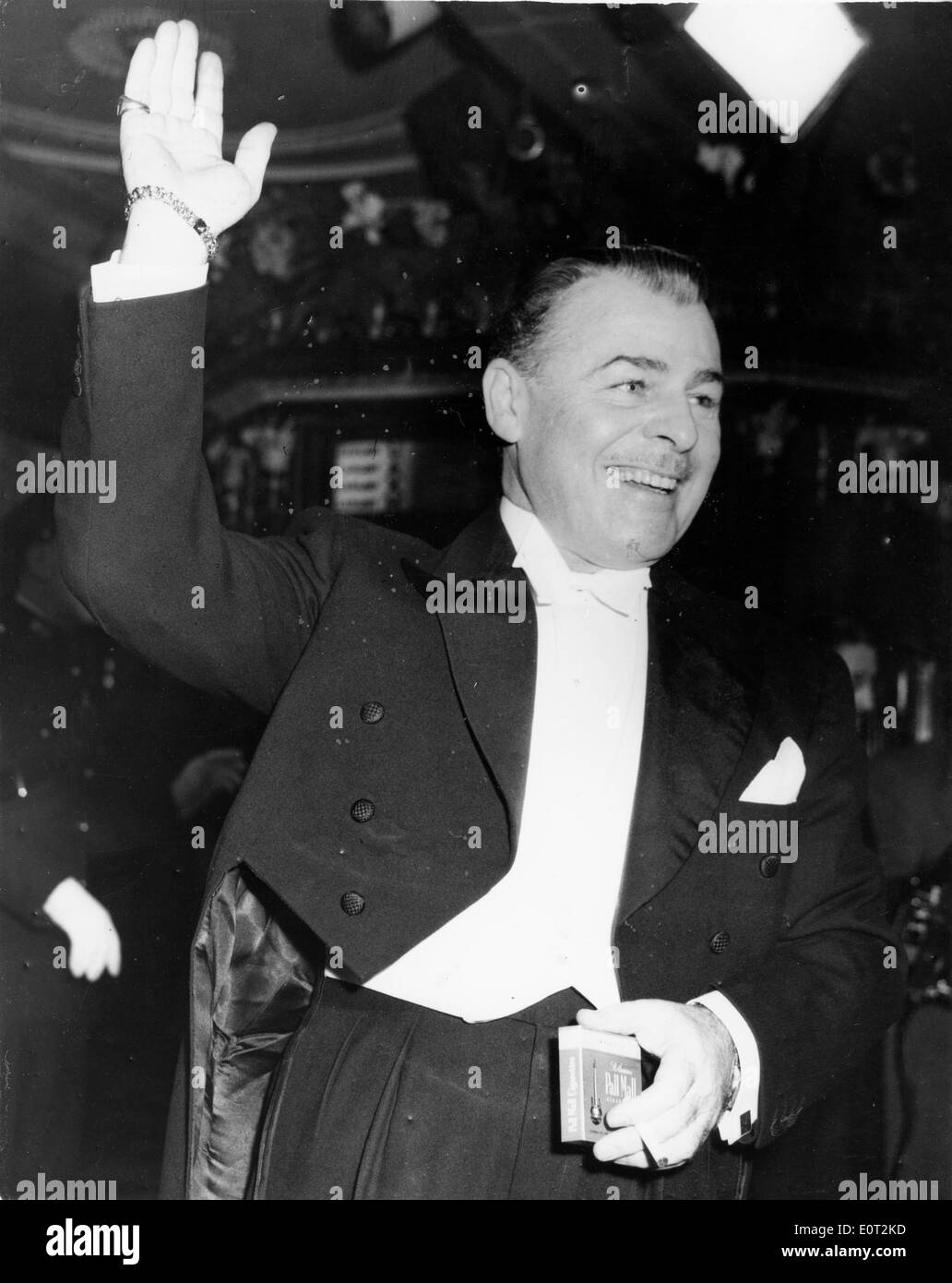 Attore Brian Donlevy saluta qualcuno a una festa Foto Stock