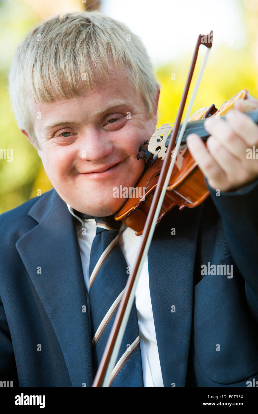 Close up ritratto di giovane violinista disabili all'esterno. Foto Stock