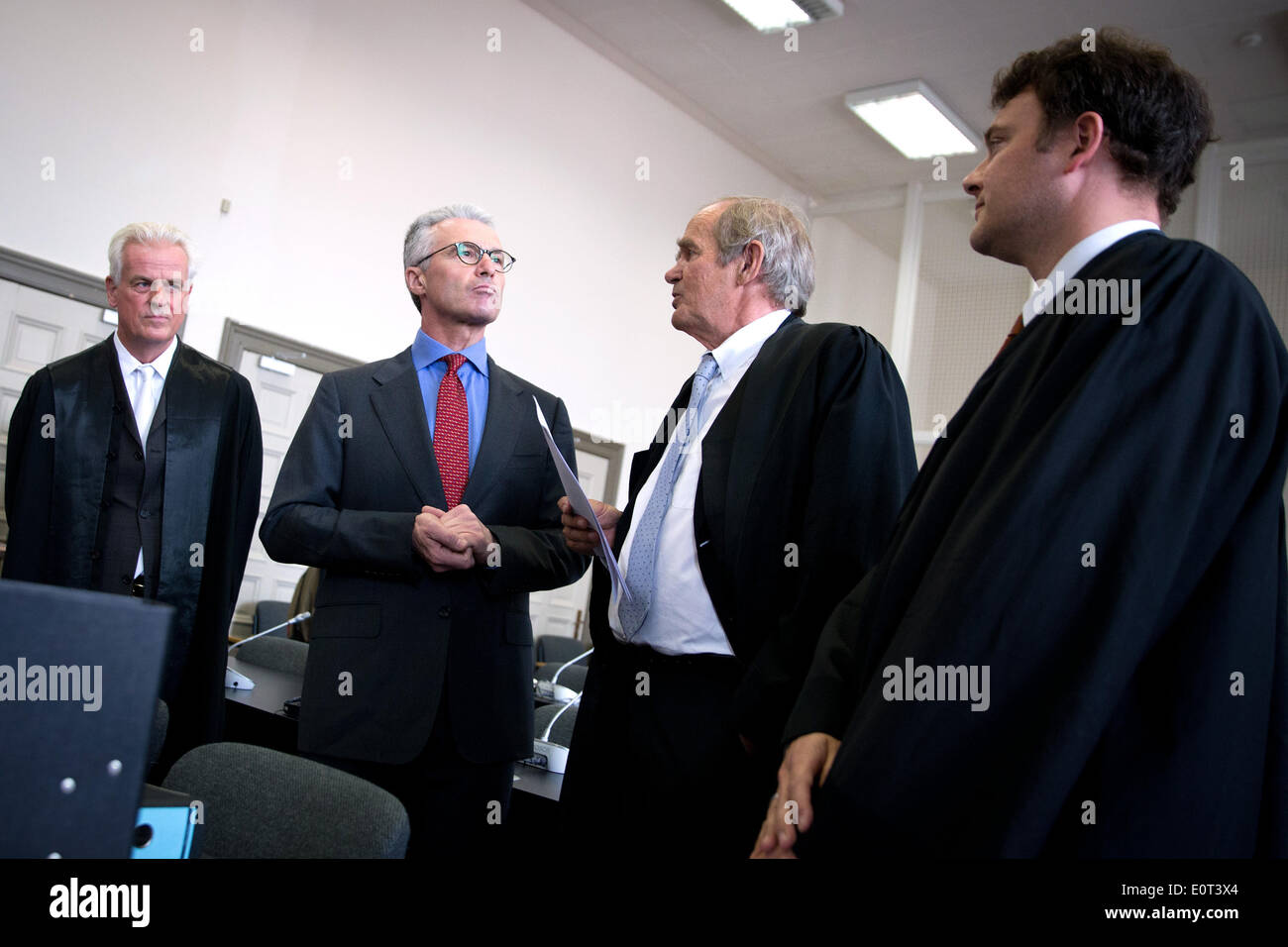 Amburgo, Germania. 19 Maggio, 2014. Ex manager di società di investimento Woelbern, Heinrich Maria Schulte (2-L), si erge tra i suoi avvocati Thomas Hauswaldt (L), il lupo Römmig e Arne Timmermann (R) nelle aule di un tribunale di giustizia penale edificio ad Amburgo, Germania, 19 maggio 2014. Egli sta andando in prova per 360 casi di appropriazione indebita di Amburgo. Foto: CHRISTIAN CHARISIUS/dpa/Alamy Live News Foto Stock