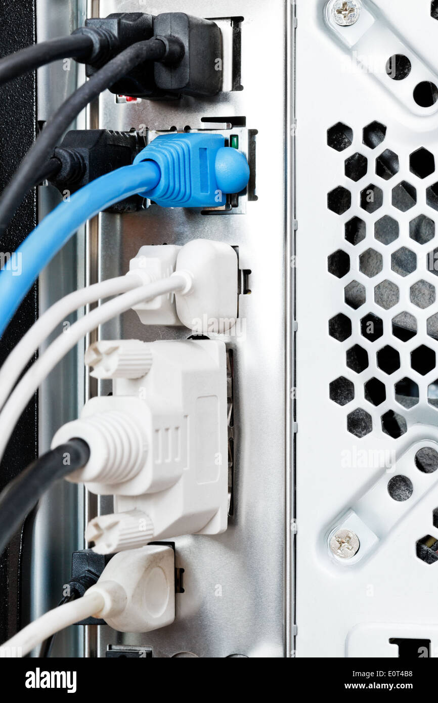 Il lato posteriore del computer - molti cavi e connettori Foto Stock