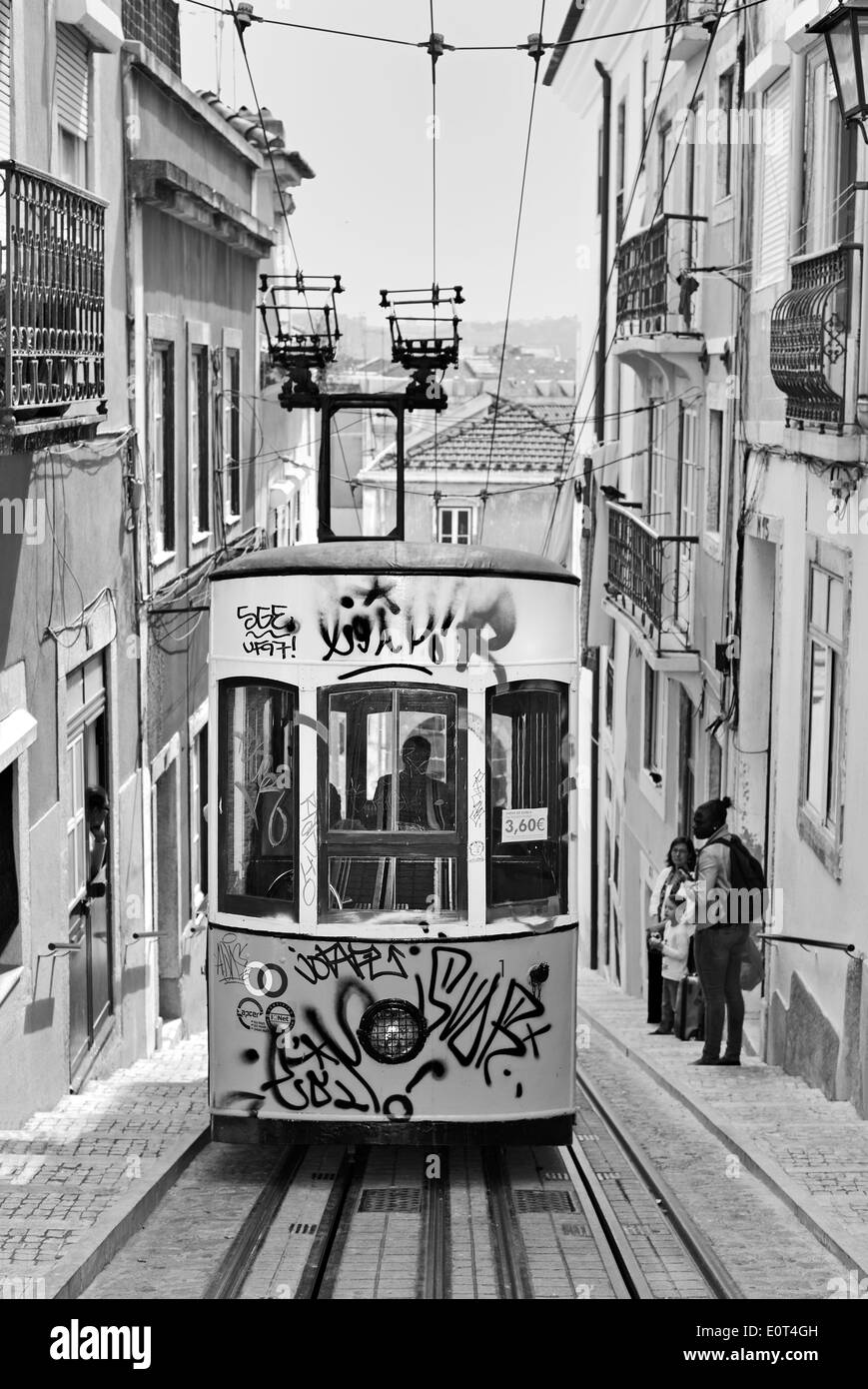 Il portogallo Lisbona: strada storica ascensore Elevador da Bica Foto Stock