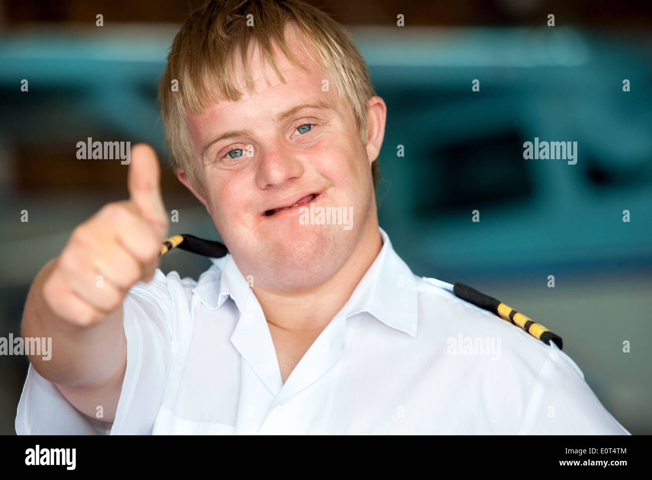 I giovani portatori di handicap che mostra pilota Thumbs up. Foto Stock
