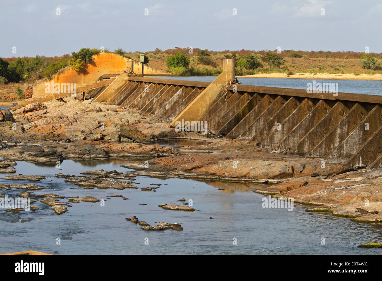 La Engelhard Dam dal fiume Letaba, Kruger National Park, Sud Africa Foto Stock