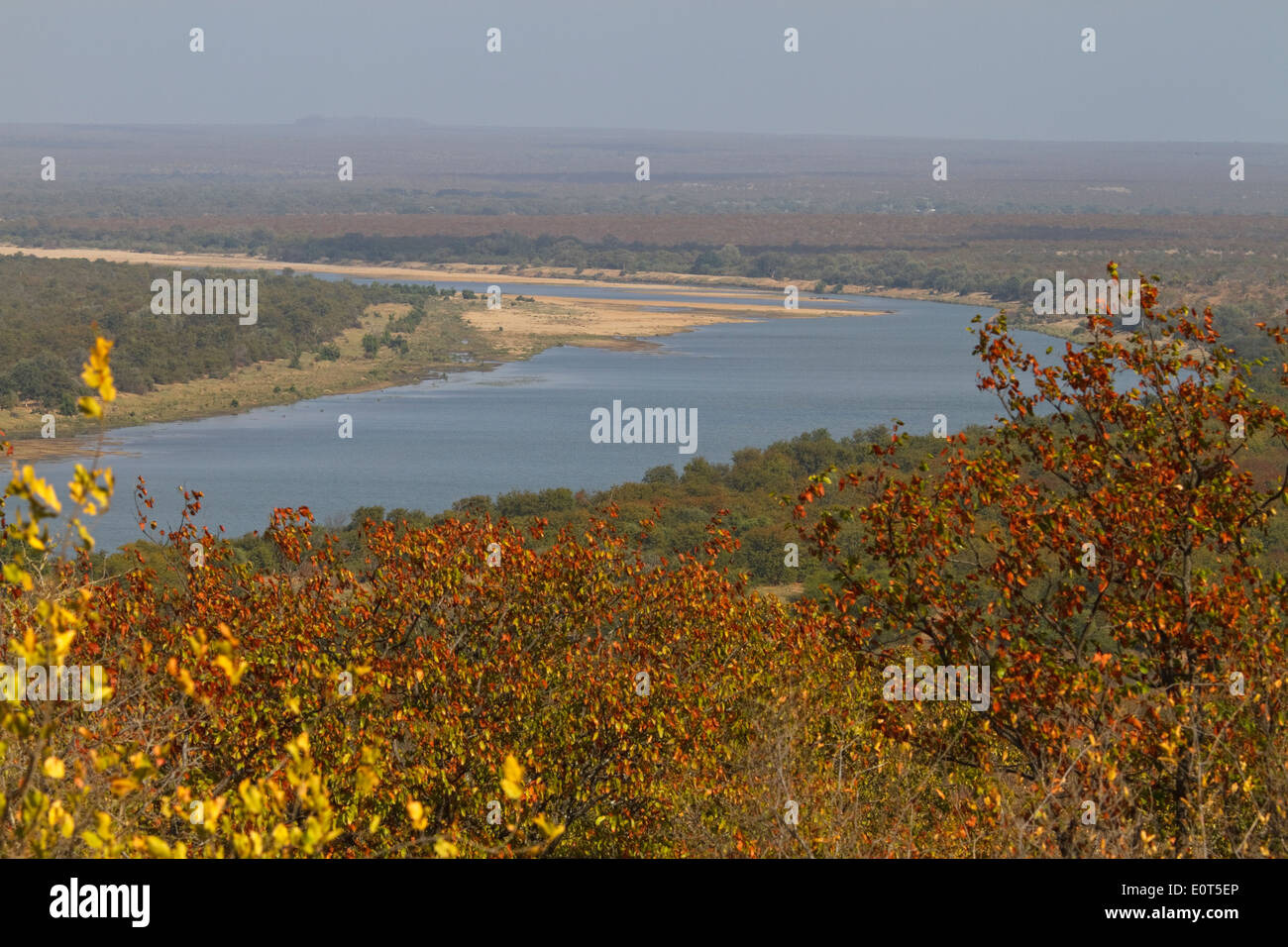 Vista dal Belvedere Longwe vicino Engelhard dam dal fiume Letaba, Kruger National Park, Sud Africa Foto Stock