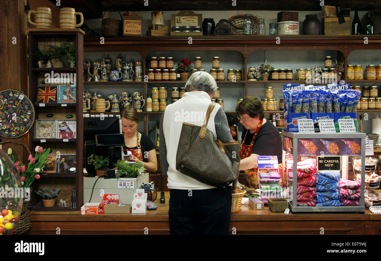 18 maggio 2014 - Amana, IOWA, USA - La pietra arenaria e costruzione di telaio dell'Amana General Store è stata eretta nel 1858 come primo piano Archivio generale e secondo piano residence. Nel 1890 il mattone aggiunta è stata eretta. L'Amana società sede principale (Sede Centrale) è stato collocato nella porzione di telaio dell'edificio dal 1932 al 1973. Essa rimane un importante punto di riferimento storico nel villaggio di Amana. L'Amana Colonies si trova a 5 miglia a nord della Interstatale 80 su Iowa autostrade 151, 6 e 220. Le colonie sono a 20 miglia a sud-ovest di Cedar Rapids, e 17 miglia ad ovest di Iowa City. (Credito Immagine: © K Foto Stock