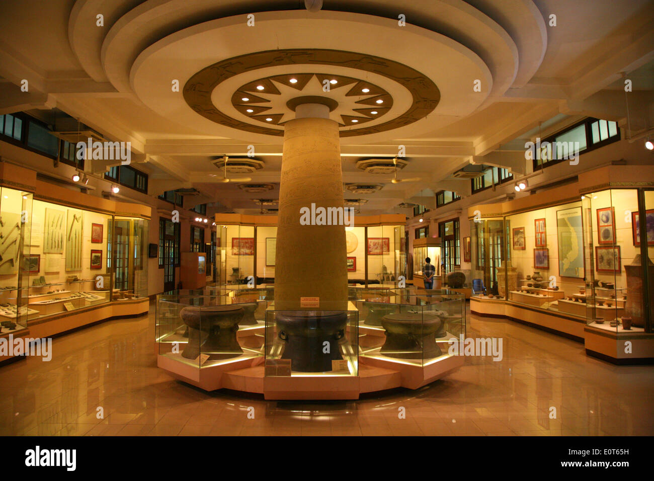 La principale sala esposizioni del Museo Nazionale di Storia di Hanoi. Foto Stock