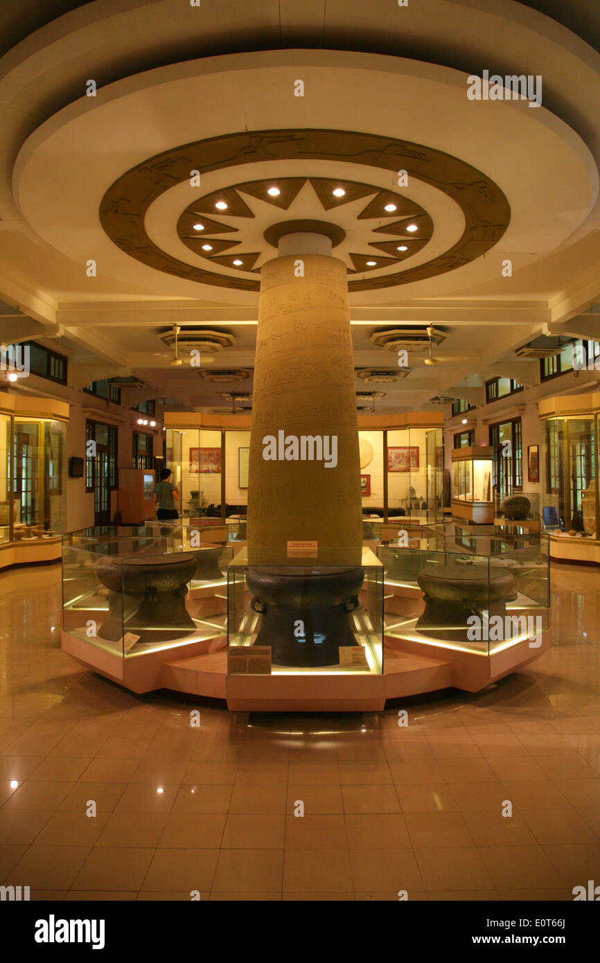 La principale sala esposizioni del Museo Nazionale di Storia di Hanoi. Foto Stock