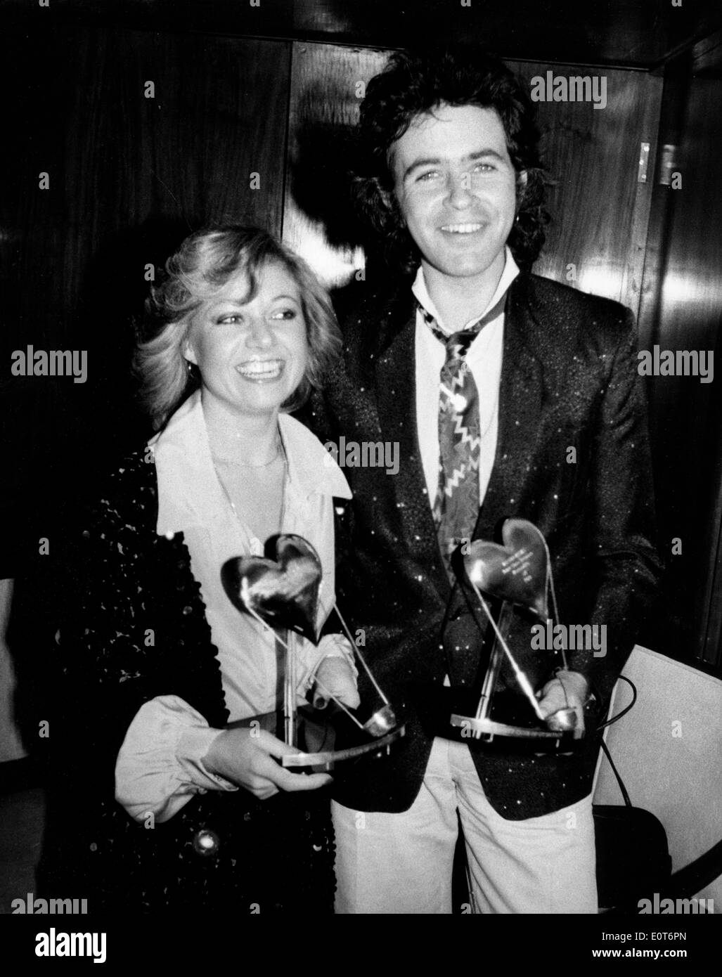 David Essex in piedi con un premio e una donna Foto Stock