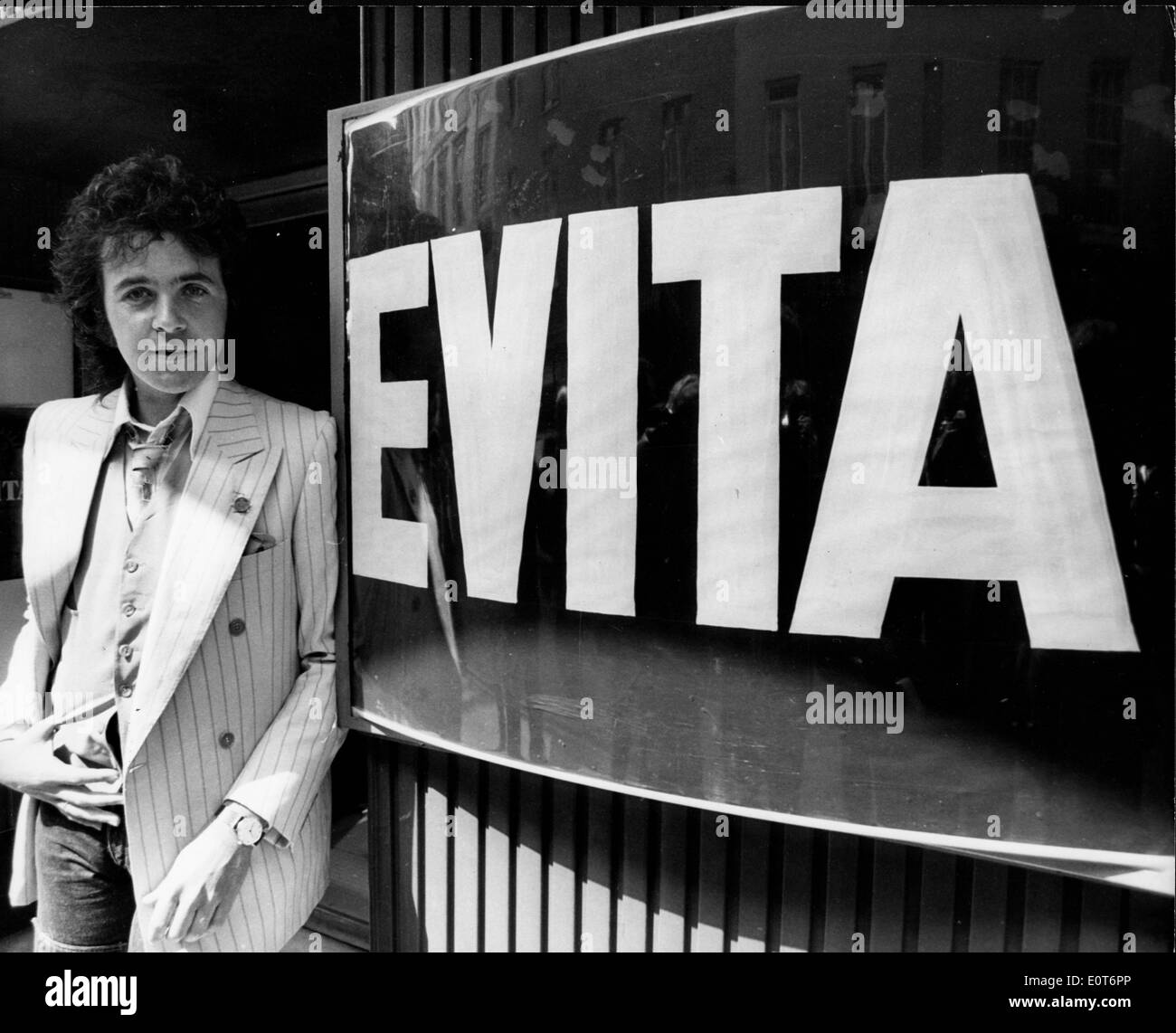 David Essex in piedi accanto al segno Evita Foto Stock