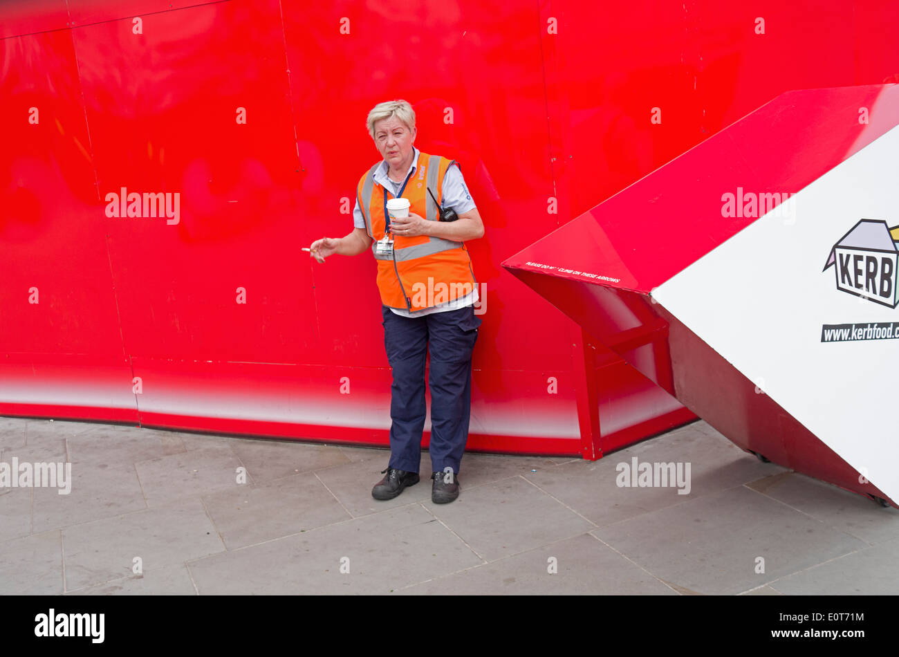 Lavoratore avente una sigaretta e pausa caffè vicino alla stazione di King Cross. Foto Stock