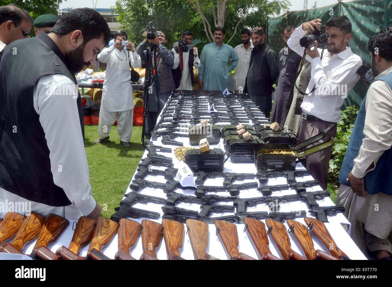 Home Balochistan Ministro, Sarfaraz Bugti ispeziona sequestrati materiale di esplosivi e armi che sono stati recuperati da FC e le forze di sicurezza funzionari nel corso di una conferenza stampa a FC Madadgaar Center di Quetta, lunedì 19 maggio, 2014. Foto Stock