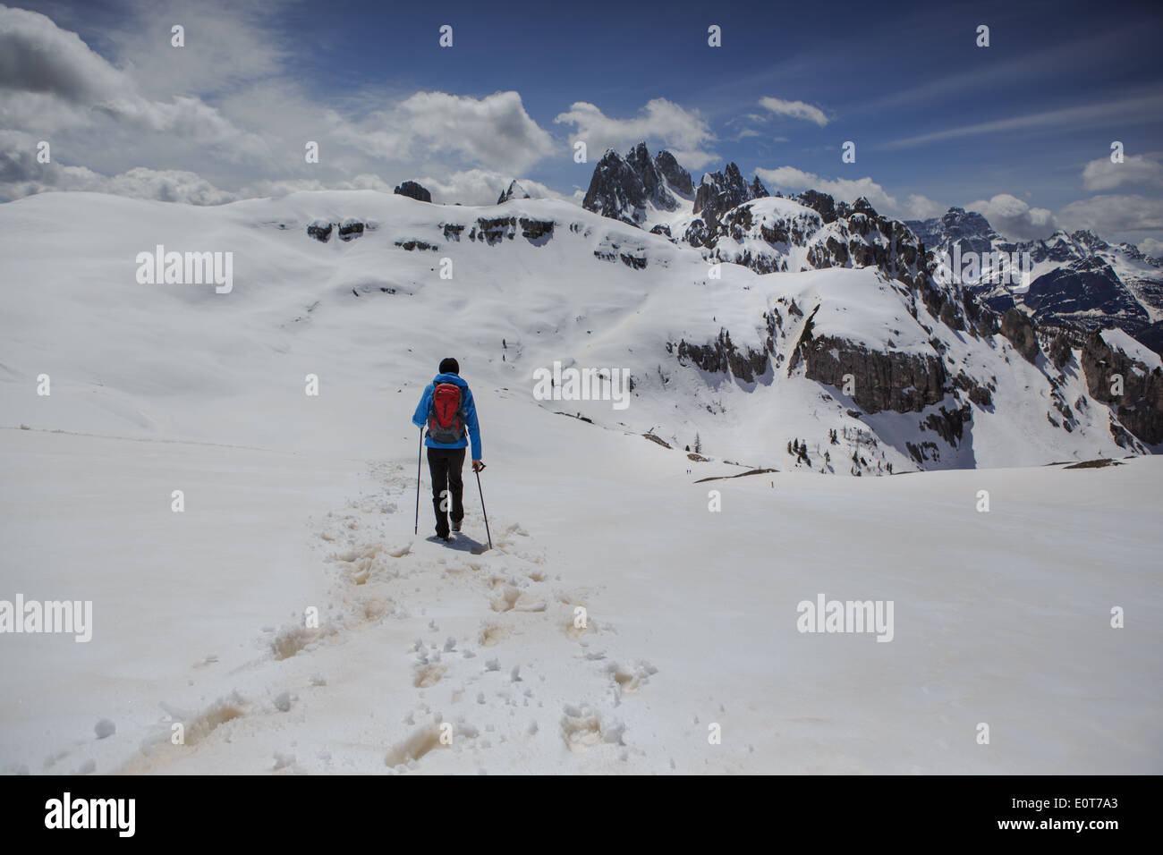 Una donna escursionismo in Drei Zinnen alias Tre Cime area nel Sud Tirolo, Italia Foto Stock
