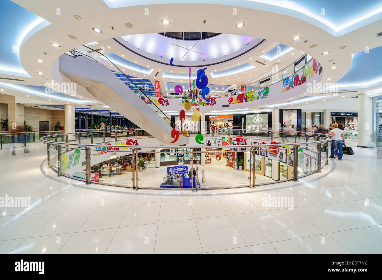 Interno del centro commerciale per lo shopping con gente che cammina Foto Stock