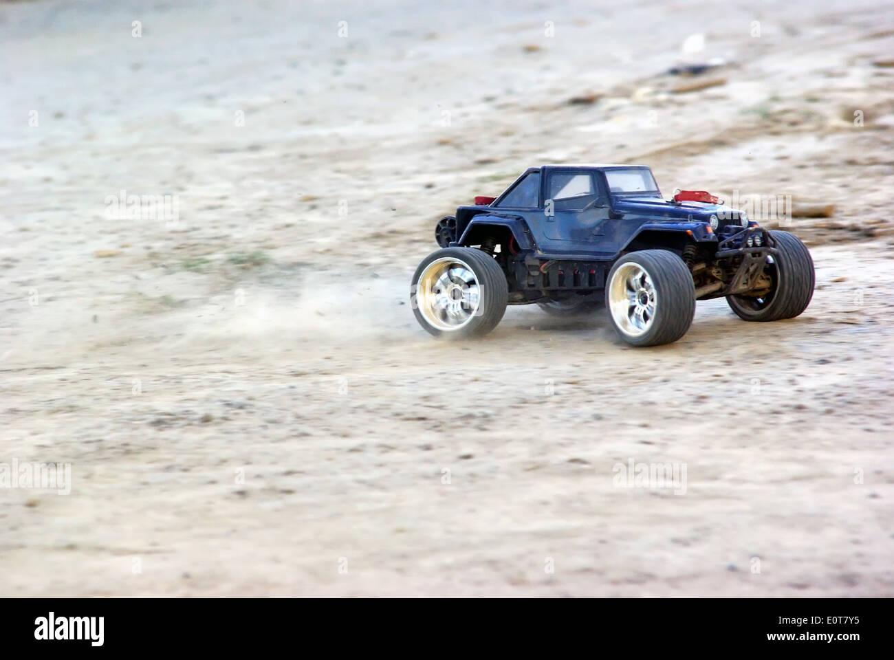 Accelerando la radio auto controllato sul terreno Foto Stock