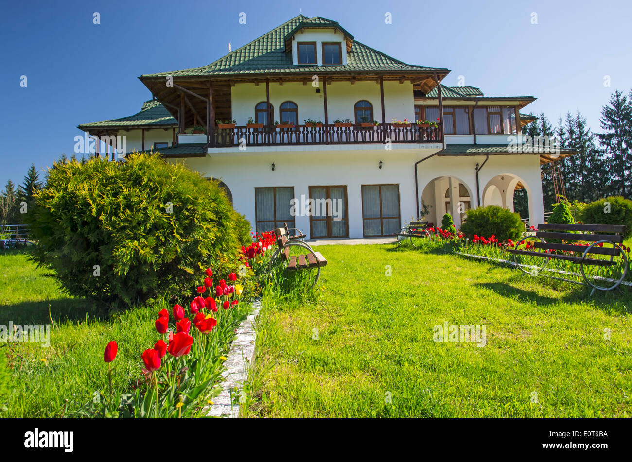 Bella casa con un giardino nella parte anteriore. Foto Stock