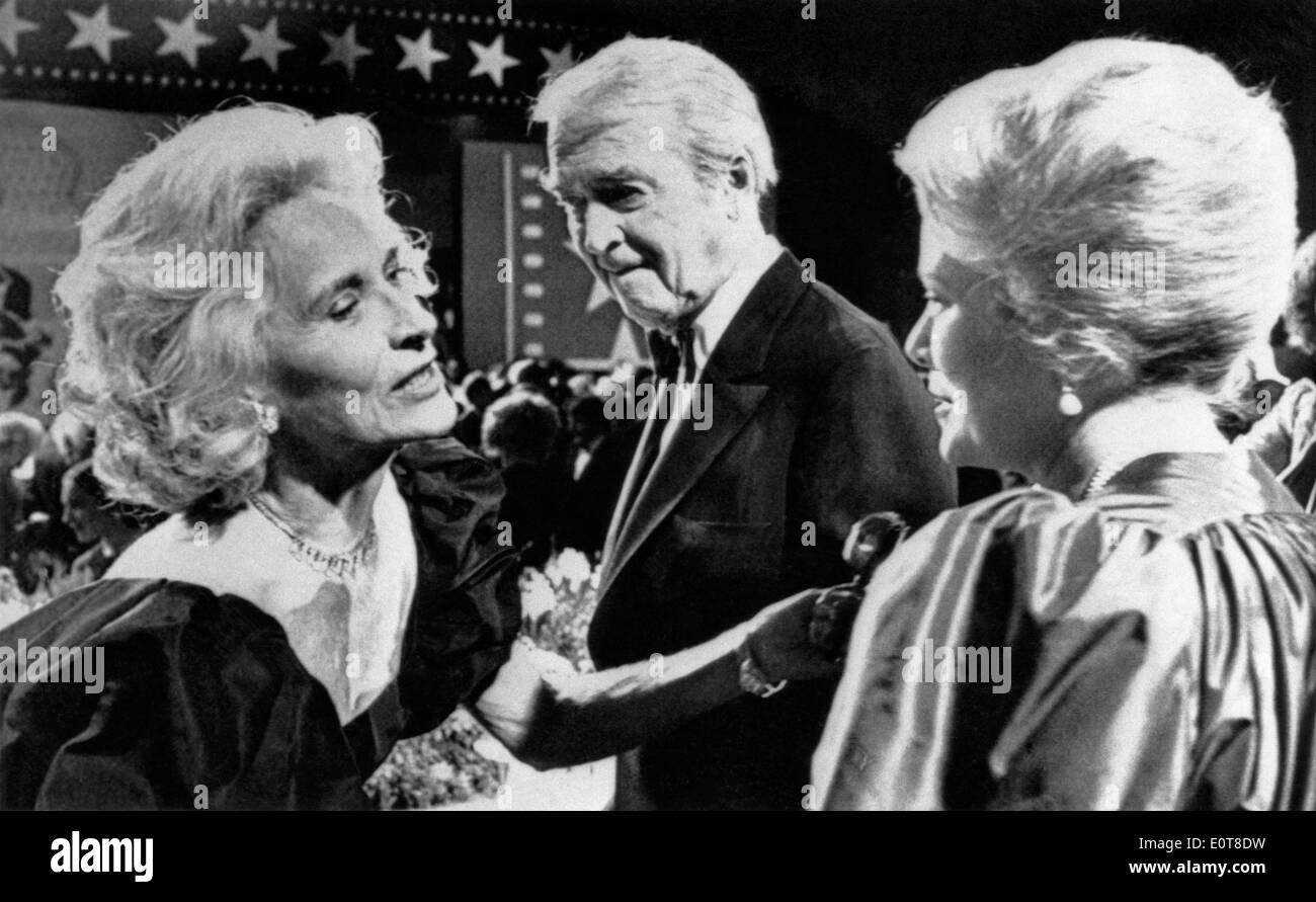 James Stewart, moglie, Gloria Stewart (sinistra) e la Principessa Grace di Monaco, American Film Institute Serata di Gala, 1980 Foto Stock