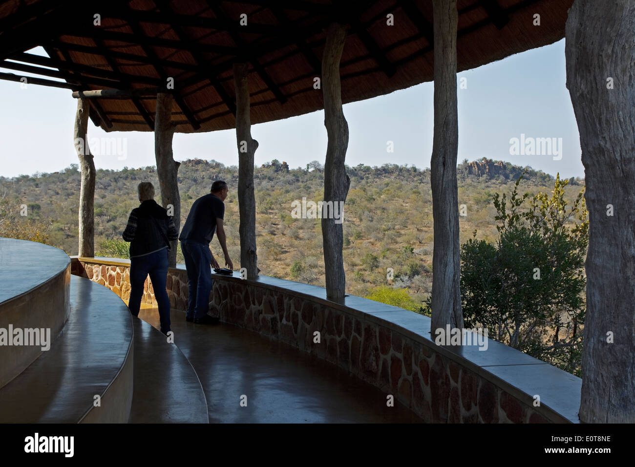 Le persone che si godono la vista dal punto di vista N'wanetsi nel Parco Nazionale di Kruger, Sud Africa Foto Stock