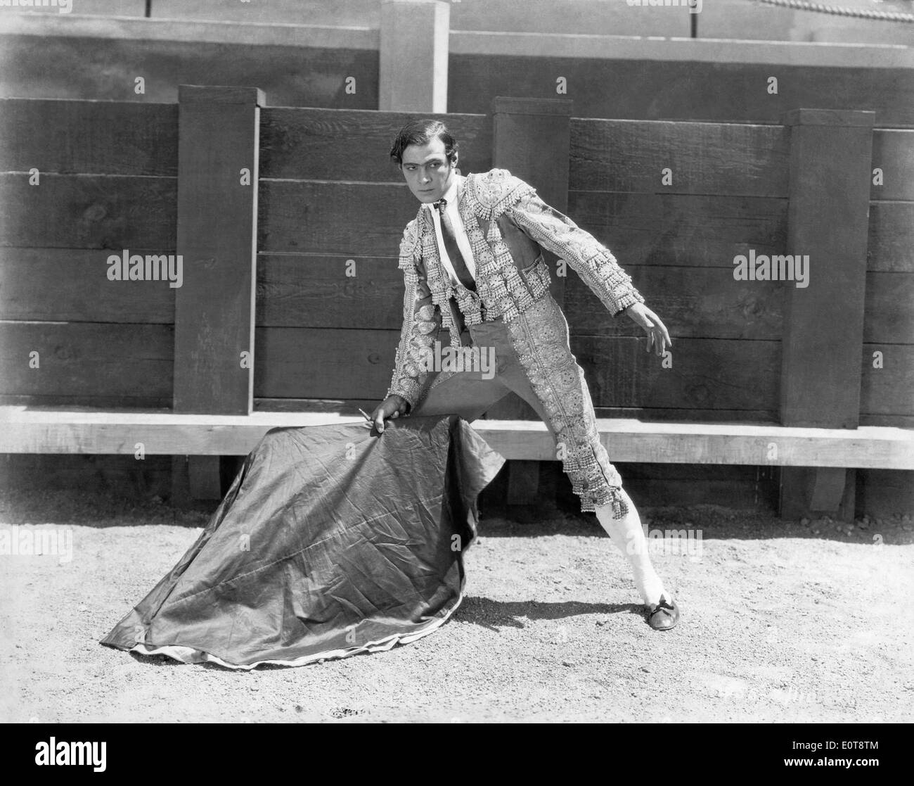 Rodolfo Valentino, sul set del film "Il sangue e la sabbia', 1922 Foto Stock