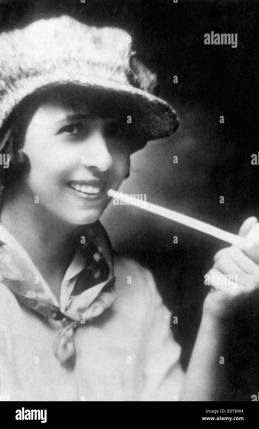 Mistinguette, francese attrice e cantante, fumare una tubazione, circa 1910's Foto Stock