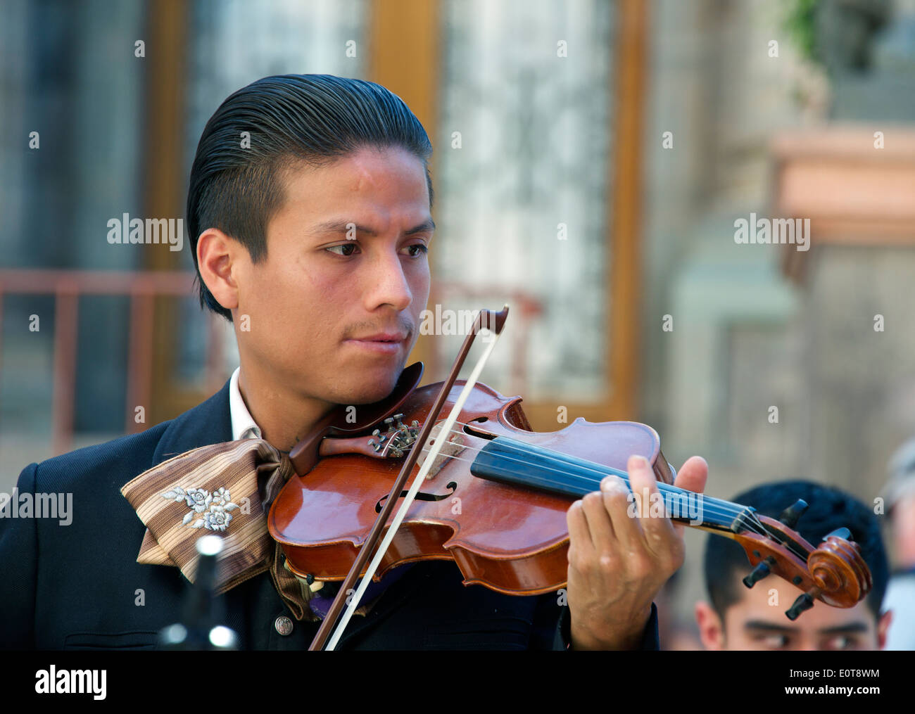 Close-up il violinista suona il violino street busker Guanajuato Messico Foto Stock