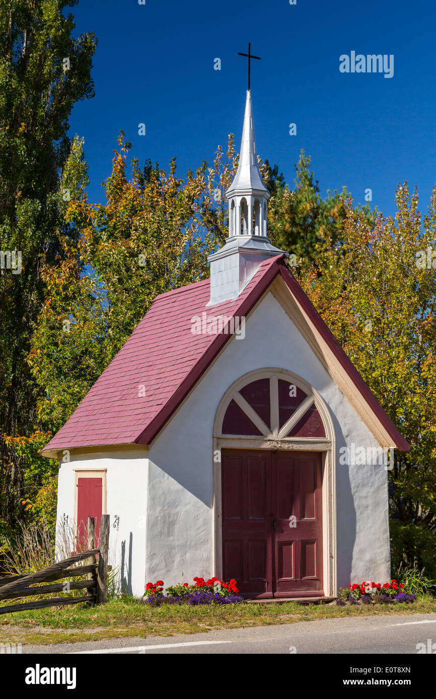 Una piccola cappella del cimitero sull isola di Ile d'Orleans, Quebec, Canada. Foto Stock