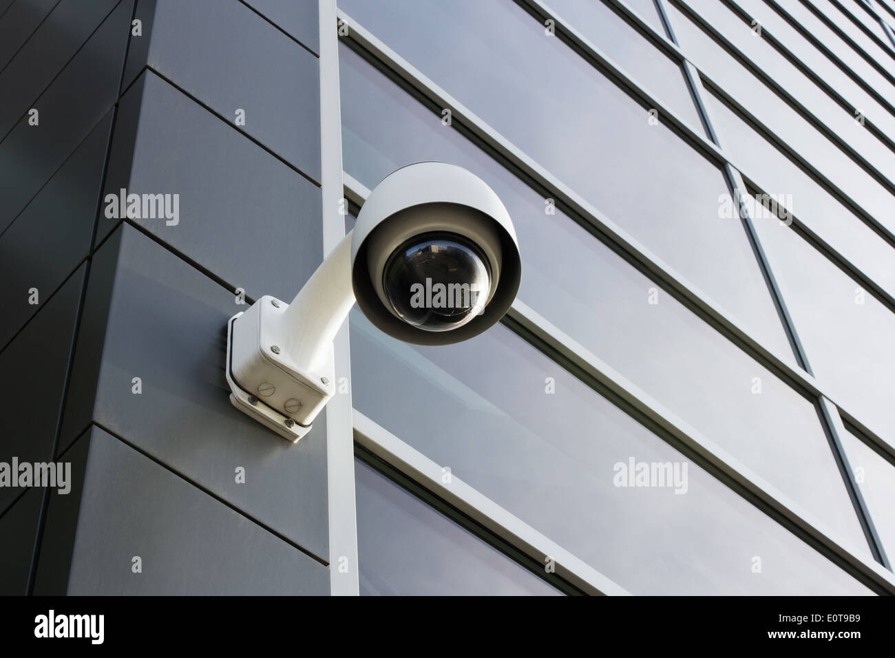 Una telecamera di sicurezza sulla moderna facciata di edificio Foto Stock