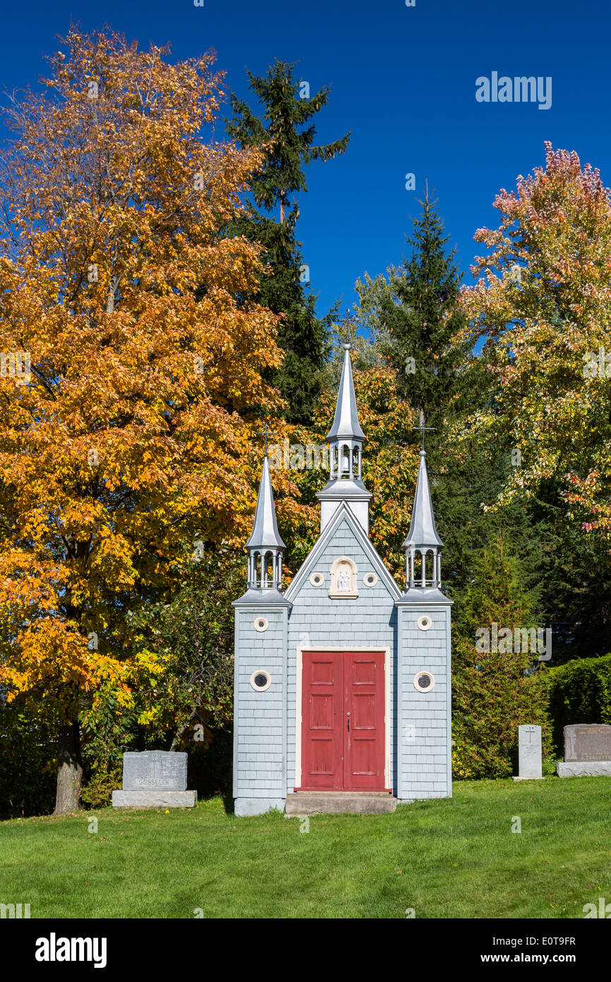 Una piccola cappella del cimitero sull isola di Ile d'Orleans, Quebec, Canada. Foto Stock