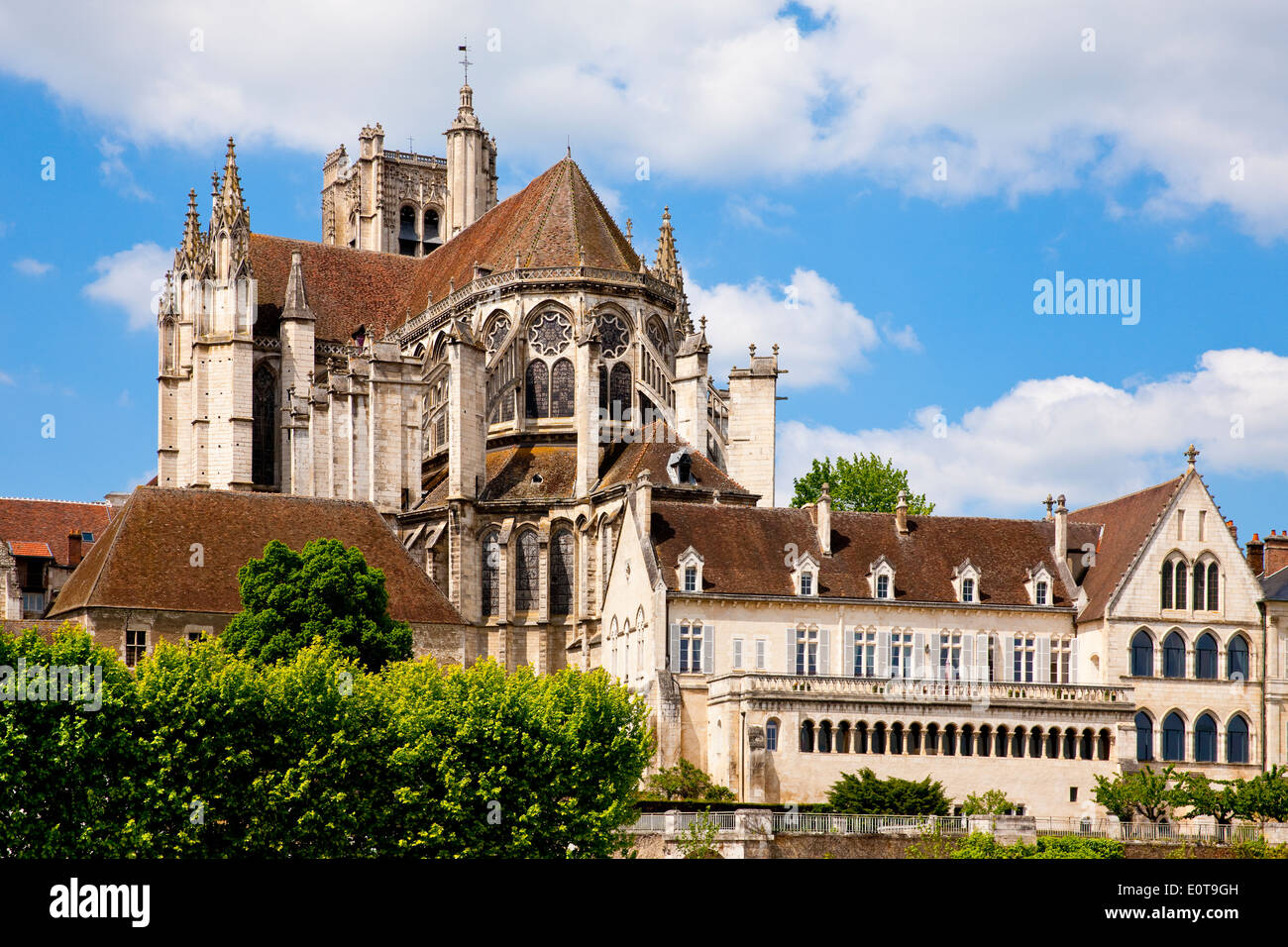 Cattedrale di Auxerre (Cathédrale Saint-Étienne d'Auxerre) situato in Auxerre, Borgogna, Francia Foto Stock